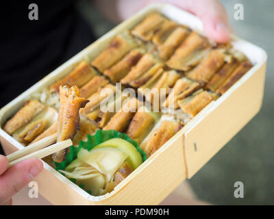 Le fameux congre lunch box (anagomeshi, anago meshi, anago-meshi) à partir de l'Ueno restaurant Anagomeshi dans Miyajima-guchi, Japon. Banque D'Images