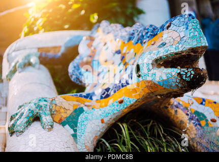 Salamandre en mosaïque multicolore El Drac, Parc Guell, Barcelone, Catalogne, Espagne, Europe Banque D'Images