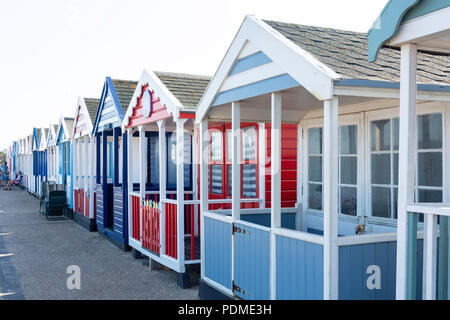 Cabines de plage en bois coloré sur la plage de Southwold, Southwold, Suffolk, Angleterre, Royaume-Uni Banque D'Images
