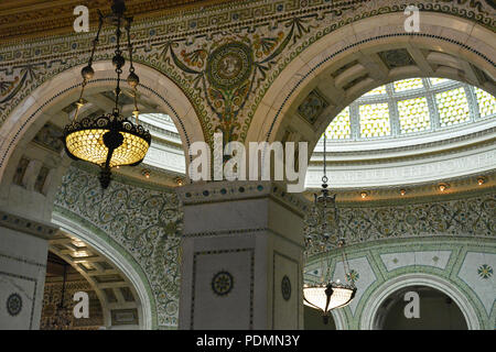 Ouvert en 1897, la première bibliothèque publique, le Centre culturel de Chicago Bradley Hall dispose de chambres élégantes et de mosaïque de marbre plus grand dôme en verre Tiffany Banque D'Images