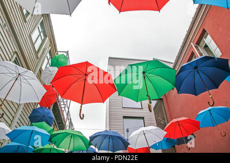 Un certain nombre de parapluies colorés suspendus comprennent une installation à Bergen, Norvège. Banque D'Images