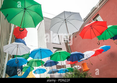 Un certain nombre de parapluies colorés suspendus comprennent une installation à Bergen, Norvège. Banque D'Images