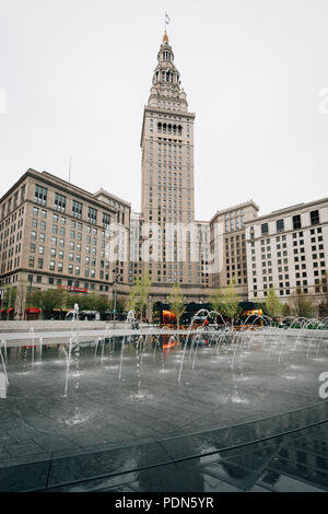 Fontaine à la place publique et la Tour Centre-ville de Cleveland, Ohio Banque D'Images