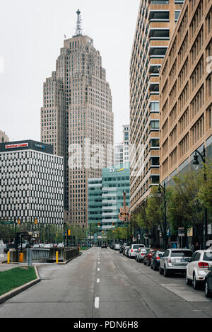 Avenue de Monroe et gratte-ciel du centre-ville de Detroit, Michigan Banque D'Images