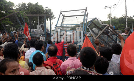 Kolkata, Inde. 09Th Aug 2018. Activiste CITU enfreindre la loi pour protester contre l'Union européenne et de l'État pour diverses questions. Militant du partie communiste (marxiste) de l'Inde ou CPI (M) Centre de l'aile du travail affiliés des syndicats indiens ou CITU participer à violation de la loi et de l'État de l'Union Programme sur divers sujet. Credit : Saikat Paul/Pacific Press/Alamy Live News Banque D'Images