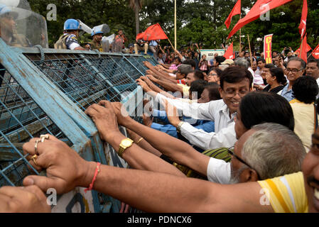 Kolkata, Inde. 09Th Aug 2018. Activiste CITU enfreindre la loi pour protester contre l'Union européenne et de l'État pour diverses questions. Militant du partie communiste (marxiste) de l'Inde ou CPI (M) Centre de l'aile du travail affiliés des syndicats indiens ou CITU participer à violation de la loi et de l'État de l'Union Programme sur divers sujet. Credit : Saikat Paul/Pacific Press/Alamy Live News Banque D'Images