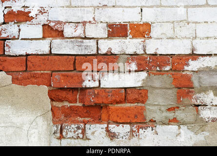 Près d'un mur de briques dans le besoin de réparation avec la fissuration et l'écaillage de la peinture Banque D'Images