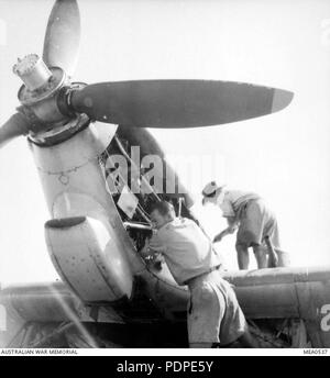 6451 Installation de l'hélice de l'ouragan de la RAAF Squadron Egypte circa 1943 AWM MEA0537 Banque D'Images