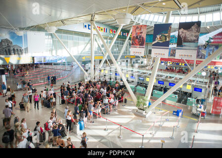 L'Aéroport Costa Smeralda, Olbia, Sardaigne, Italie - 14 juillet 2018 : Hall de l'Aéroport Costa Smeralda à Olbia avec passagers à l'intérieur. En attendant les touristes Banque D'Images