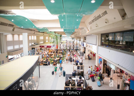 L'Aéroport Costa Smeralda, Olbia, Sardaigne, Italie - 14 juillet 2018 : Hall de l'Aéroport Costa Smeralda à Olbia avec passagers à l'intérieur. En attendant les touristes Banque D'Images