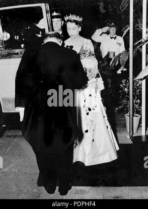 43 Elizabeth II en arrivant à la réception de l'État, 1954 Banque D'Images
