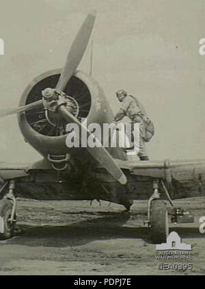 46 Le lieutenant de l'Escadron 5 Hough RAAF avec Wirraway AWM NEA0395 Banque D'Images