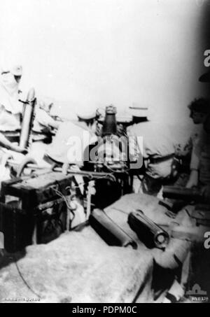 Le HMAS 58 12 Huon lao en action AWM FR0328 Banque D'Images