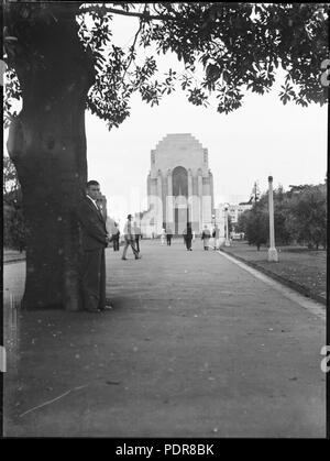 82 homme posant en vertu de l'arbre en face de l'Anzac War Memorial dans Hyde Park, Sydney (3877423894) Banque D'Images