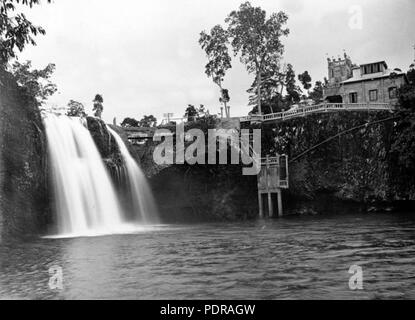 101 Archives de l'État du Queensland 1334 Mena Creek Falls Parc Paronella Innisfail c 1935 Banque D'Images