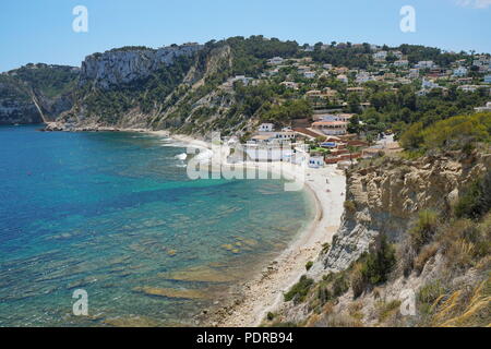 Plage et côte rocheuse avec des bâtiments à Javea, Cala Portitxol, mer Méditerranée, Costa Blanca, Alicante, Valencia, Espagne Banque D'Images