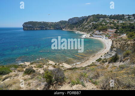 Paysage côtier plage et côte rocheuse à Javea, Cala Portitxol, mer Méditerranée, Costa Blanca, Alicante, Valencia, Espagne Banque D'Images