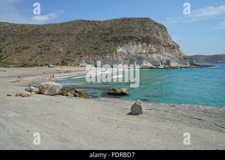 Falaise de grès et de la plage à Cala de Enmedio, Agua Amarga, parc naturel de Cabo de Gata-Nijar, mer méditerranée, Almeria, Andalousie, Espagne Banque D'Images