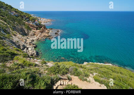 Paysage côtier près de Les Rotes à Denia et vue sur la réserve marine del Cabo de San Antonio, mer Méditerranée, Alicante, Costa Blanca, Espagne Banque D'Images