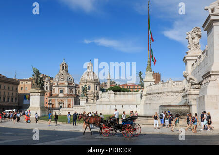 Rome, Italie - le 8 juin 2018 : sur la piazza Venezia à côté de l'autel de la Patria (Autel de la patrie) également connu sous le nom de monument Banque D'Images