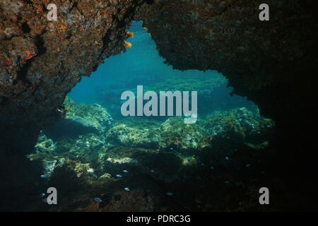 Un passage sous l'eau en dessous de rochers dans la mer Méditerranée, Cabo de Palos, Cartagena, Murcia, Espagne Banque D'Images