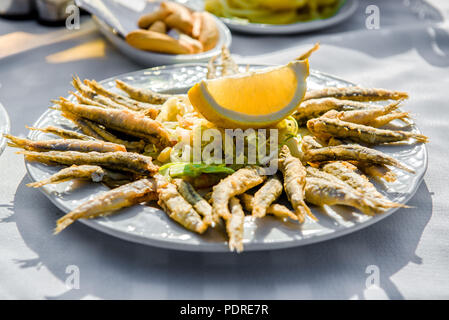 De la plaque d'anchois frits au citron et salade Banque D'Images