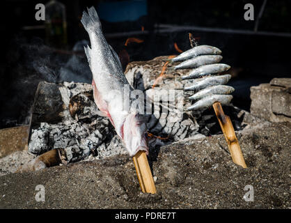 Lignes d'anchois et de sardines sur une brochette en bois Banque D'Images