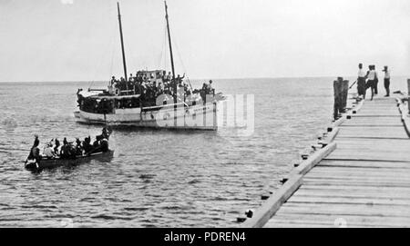 123 999 Archives de l'État du Queensland Merinda avec les touristes arrivant à l'Ile Verte près de la Grande Barrière de Corail Cairns c 1931 Banque D'Images