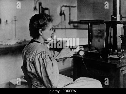 Polonais et Russe chimiste et physicien français (Marie Curie Maria Sklodowska) assis dans son laboratoire. Années 1900 *** *** Local Caption 17 Marie Curie dans son laboratoire Banque D'Images