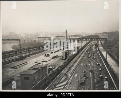 87/1353-107tirage photographique, portant la voie ferrée sur le Pont du Port de Sydney, argent / gélatine / papier, photographie de la Nouvelle Galles du sud Ministère des Travaux publics, Sydney, Australie, 78 janvier 1932, portant la voie ferrée sur le Pont du Port de Sydney, 1932 (8282708251) Banque D'Images