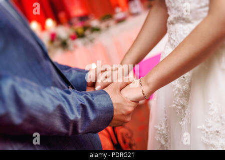 Bride and Groom holding hands Banque D'Images