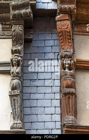 Lannion (Bretagne, nord-ouest de la France) : sculptures en bois sur la façade d'une maison dans le centre-ville Banque D'Images