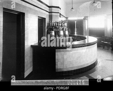 12172 SLNSW 133 vins Penfolds afficher dans un bar semi-circulaire Banque D'Images