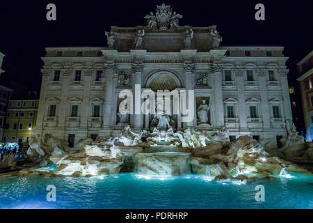 Fontaine de Trevi (Fontana di Trevi) de nuit avec aucun peuple, Rome, Italie. Banque D'Images