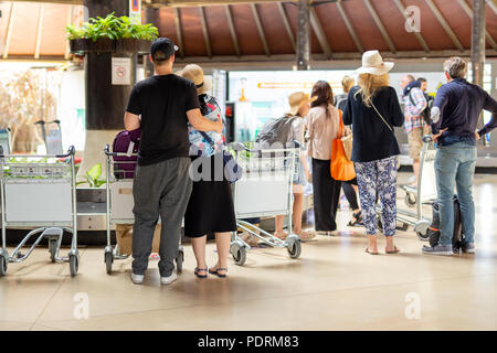 Avion de passagers en attente de la récupération des bagages dans l'aéroport Banque D'Images