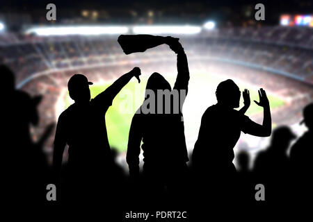 Les hooligans du football en jeu. Soccer fans crier en colère et huées dans la foule. L'équipe perdante est des fans. Les gens se plaignent silhouette furieuse. Banque D'Images