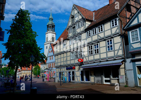 Fachwerkhaeuser und Stadtkirche, celle, Niedersachsen, Deutschland, Europa Banque D'Images