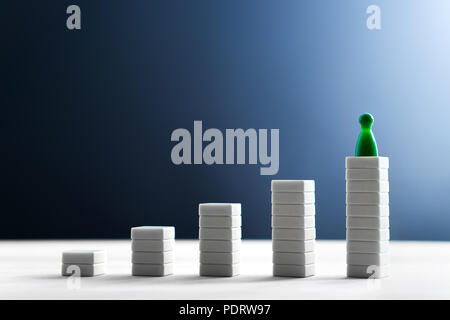 Le succès dans les affaires, d'atteindre des objectifs, la direction et l'être le meilleur concept. Escalade et debout sur le plus haut sommet. De plus en plus graphique et diagramme. Banque D'Images