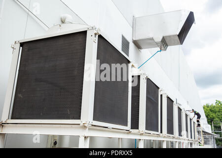 Tuyau d'aération avec ligne de système de climatisation extérieur bâtiment supermarché chiller Banque D'Images