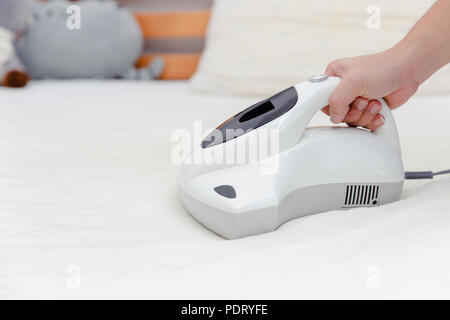 Aspirateur d'acariens à l'aide d'un matelas lit avec lampe UV de l'éliminateur de poussière Banque D'Images