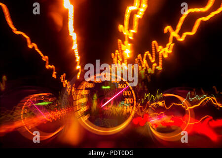Trajet rapide en voiture sur la route de nuit avec piste de lumière floue de l'indicateur de jauge automatique Banque D'Images