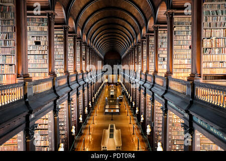 Long room bibliothèque au Trinity College de Dublin. L'Irlande. Banque D'Images
