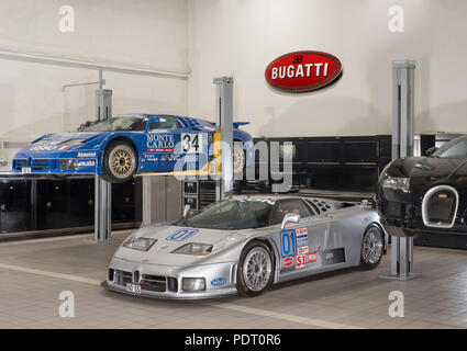 1994 Bugatti EB110 LM Le Mans voiture de course et la droite. 1995 Bugatti EB110 SC GTS-1 IMSA Race car dans l'atelier de service. Banque D'Images