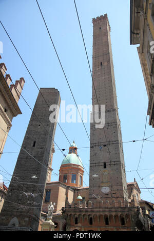 Les deux tours torri degli Asinelli et Garisenda dominent l'horizon à Bologne italie Banque D'Images