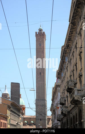 Les deux tours torri degli Asinelli et Garisenda dominent l'horizon à Bologne italie Banque D'Images