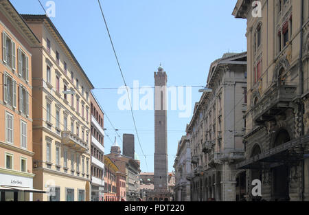 Les deux tours torri degli Asinelli et Garisenda dominent l'horizon à Bologne italie Banque D'Images