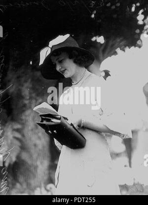 203 1 106644 StateLibQld Vivienne Adams étudiant le guide au Ascot races, Brisbane, Décembre 1933 Banque D'Images