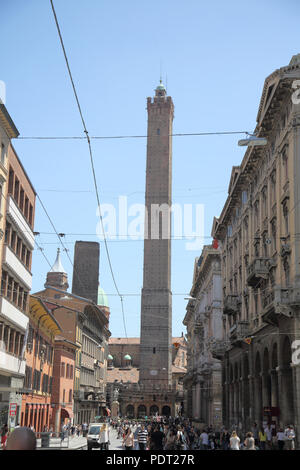 Les deux tours torri degli Asinelli et Garisenda dominent l'horizon à Bologne italie Banque D'Images