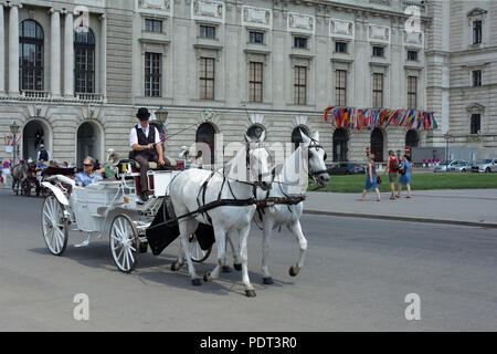 Balade en Calèche Fiaker avec sur la Heldenplatz en face de la Hofburg à Vienne - Autriche. Banque D'Images