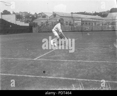 172 SLNSW 7819 Harry Hopman en action Ville Blanche Banque D'Images